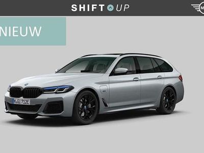Blauw (metallic) Occasion 2022 BMW 530e Comfort Edition Stationwagen | € 40.940 (Iets duurder)