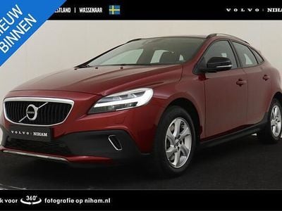 Rood Occasion 2018 Volvo V40 Momentum Hatchback | € 28.890