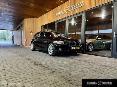 tweedehands BMW 118 1-SERIE i EDE Bruin Metallic, automaat!