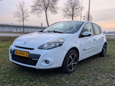 Wit Occasion 2012 Renault Clio IV Authentique Hatchback | € 2.599 (Eerlijke prijs)