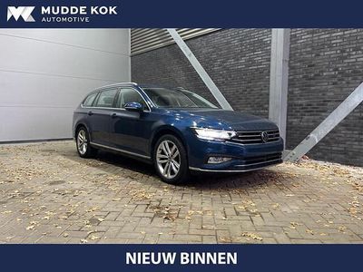 Blauw (metallic) Gebruikt 2023 VW Passat Elegance Sedan | € 27.600 (Eerlijke prijs)