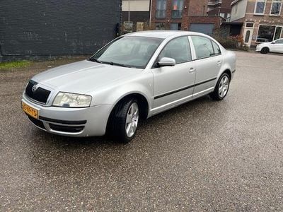 Grijs Gebruikt 2004 Skoda Superb Comfort Sedan | € 2.250