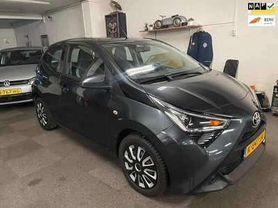 Grijs (metallic) Gebruikt 2021 Toyota Aygo X-play Hatchback | € 9.950 (Eerlijke prijs)
