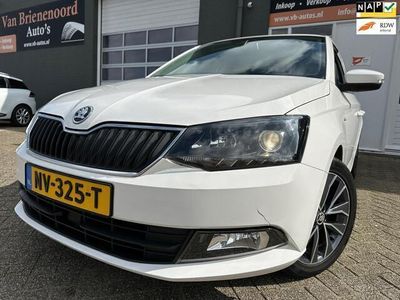 tweedehands Skoda Fabia Combi 1.2 TSI Drive met trekhaak en parkeersensoren en navigatie en bluetooth telefoon / media en airco