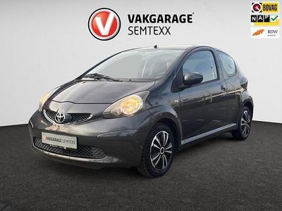 Occasion Toyota Aygo 68 PK (50 kW) 2006 Grijs Hatchback