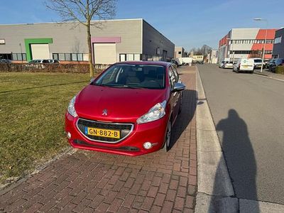 Rood Occasion 2015 Peugeot 208 Style Hatchback | € 3.650 (Goede deal)
