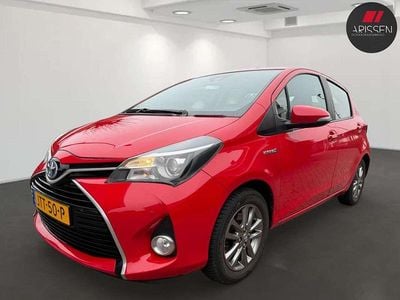 Occasion Toyota Yaris Hybrid 101 PK (74 kW) 2016 Rood Hatchback