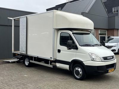 tweedehands Iveco Daily 40C18 177pk Airco Cruise controle 3-Persoons Laadklep 750kg Zijdeur Meubelbak Luchtgeveerde stoel Euro 5 Huif Bakwagen Verhuiswagen Bpm vrij voor particulier gebruik.