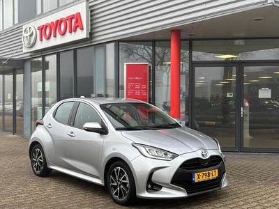 Grijs Gebruikt 2022 Toyota Yaris Hybrid Active Hatchback | € 20.995 (Goede deal)