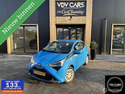 Blauw (parellak) Occasion 2020 Toyota Aygo X-play Hatchback | € 9.750 (Goede deal)