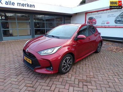 Rood (metallic) Occasion 2021 Toyota Yaris Hybrid Play Hatchback | € 19.950 (Eerlijke prijs)