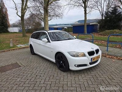 Wit Occasion 2010 BMW 318 Executive Stationwagen | € 7.195 (Eerlijke prijs)