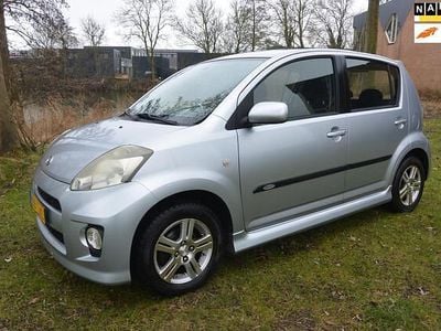 Occasion Daihatsu Sirion 87 PK (63 kW) 2006 Grijs (metallic) Hatchback
