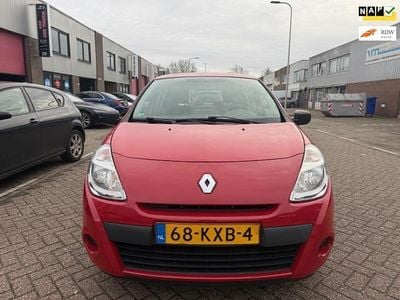 Rood (metallic) Gebruikt 2010 Renault Clio II Hatchback | € 2.450 (Eerlijke prijs)