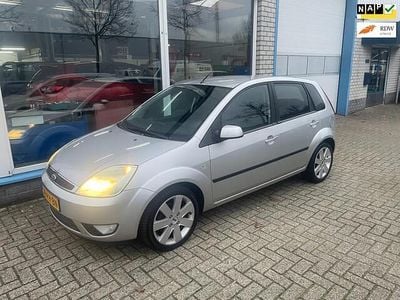 Grijs (metallic) Gebruikt 2005 Ford Fiesta Futura Hatchback | € 1.750 (Eerlijke prijs)