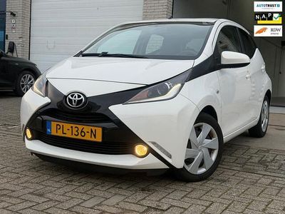 Wit Occasion 2017 Toyota Aygo X-play Hatchback | € 6.450 (Eerlijke prijs)