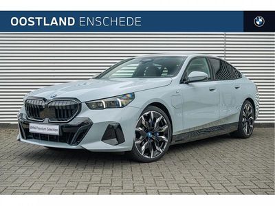 Brooklyn grau (grijs metallic) Gebruikt 2024 BMW 550e Comfort Edition Sedan | € 83.750 (Duur)