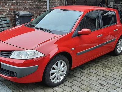 Rood (mat) Gebruikt 2007 Renault Mégane II Dynamique Hatchback | € 2.450
