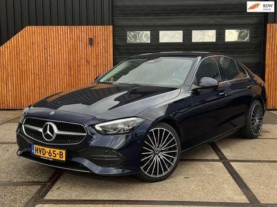 Blauw, metallic lak Gebruikt 2021 Mercedes C200 AMG line Sedan | € 32.899 (Super prijs)