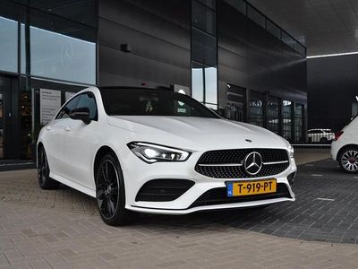 Wit (metallic) Gebruikt 2022 Mercedes CLA250 AMG line Sedan | € 32.500 (Eerlijke prijs)