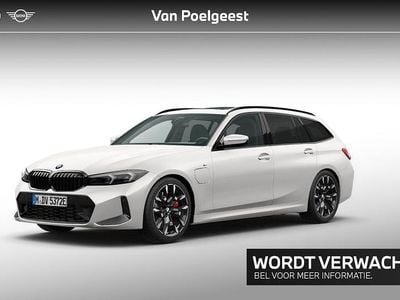 Wit (metallic) Gebruikt 2024 BMW 330e M Sport Stationwagen | € 50.900 (Eerlijke prijs)