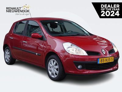 Rood Occasion 2008 Renault Clio II Dynamique Hatchback | € 6.395 (Duur)