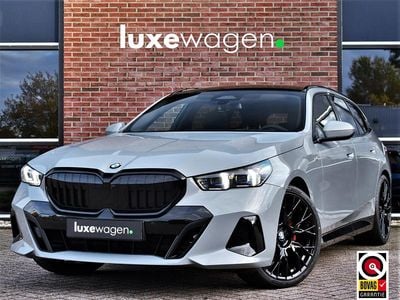 Grijs Occasion 2024 BMW 520 M Sport Stationwagen | € 61.900 (Eerlijke prijs)
