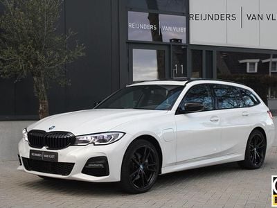 Wit Occasion 2021 BMW 320e Executive Stationwagen | € 29.890 (Eerlijke prijs)