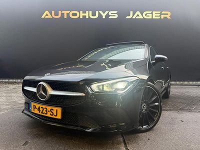 Zwart (metallic) Gebruikt 2022 Mercedes CLA180 Business Sedan | € 29.950 (Eerlijke prijs)
