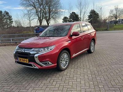Rood Occasion 2019 Mitsubishi Outlander P-HEV Intense+ SUV | € 23.945 (Eerlijke prijs)