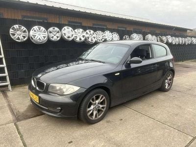 Zwart Gebruikt 2011 BMW 116 Hatchback | € 4.250 (Eerlijke prijs)