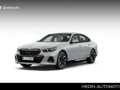 Grijs Nieuw 2026 BMW 550e M Sport Sedan | € 109.372 (Eerlijke prijs)