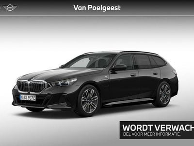 Saphirschwarz metallic (zwart metallic) Gebruikt 2024 BMW 530e Shadowline Stationwagen | € 61.900 (Eerlijke prijs)