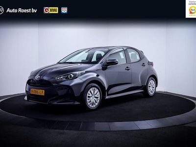 Zwart Gebruikt 2022 Toyota Yaris Hybrid Active Hatchback | € 21.925 (Eerlijke prijs)