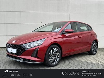 Dragon red Occasion 2024 Hyundai i20 Comfort Hatchback | € 22.835 (Iets duurder)
