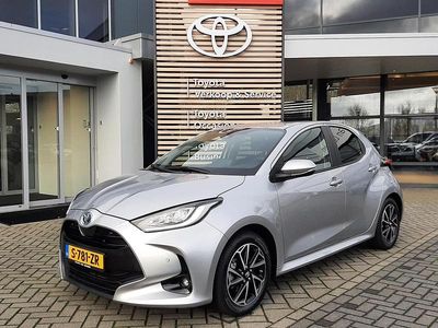 Grijs Gebruikt 2023 Toyota Yaris Hybrid Style Hatchback | € 21.640 (Eerlijke prijs)