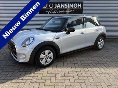Wit Gebruikt 2017 Mini Cooper Business Hatchback | € 13.900 (Eerlijke prijs)