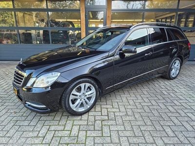 Zwart (metallic) Gebruikt 2012 Mercedes E200 Avantgarde Stationwagen | € 13.900 (Iets duurder)