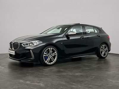 Saphirschwarz metallic (zwart metallic) Occasion 2024 BMW M135 Comfort Edition Hatchback | € 47.880 (Goede deal)