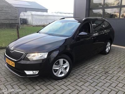 Zwart Occasion 2015 Skoda Octavia Stationwagen | € 11.900 (Duur)