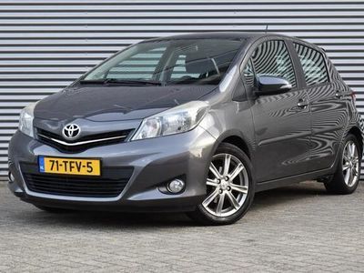 tweedehands Toyota Yaris 1.3 VVT-i Dynamic, Navi, Cruise, Panoramadak.