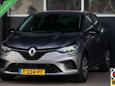 Grijs (metallic) Gebruikt 2023 Renault Clio V Equilibre Hatchback | € 14.950 (Goede deal)