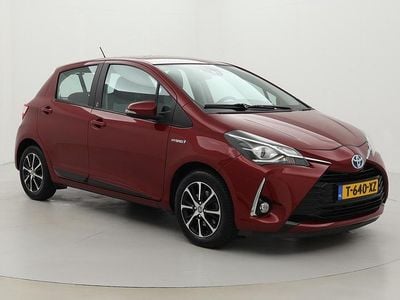 Rood Occasion 2023 Toyota Yaris Hybrid Active Hatchback | € 18.499 (Super prijs)