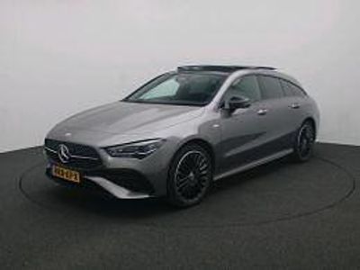 Donker 787 berggrijs metaalkleur metallic Occasion 2025 Mercedes CLA250e Shooting Brake AMG Stationwagen | € 42.750 (Iets duurder)