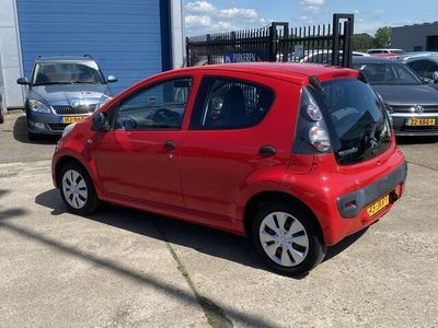 Rood, metallic lak Occasion 2009 Citroën C1 Hatchback | € 1.995 (Eerlijke prijs)