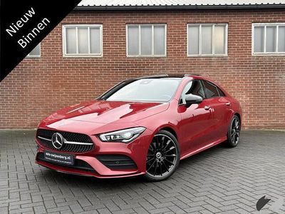 Rood Occasion 2023 Mercedes CLA180 AMG line Sedan | € 36.900 (Eerlijke prijs)