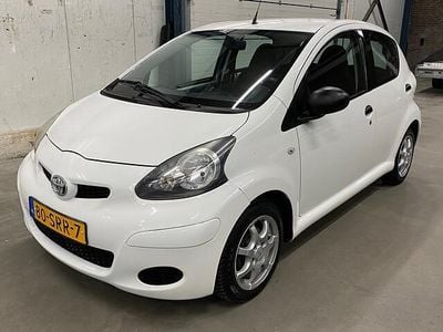 Wit (metallic) Gebruikt 2011 Toyota Aygo Cool Hatchback | € 2.945 (Eerlijke prijs)