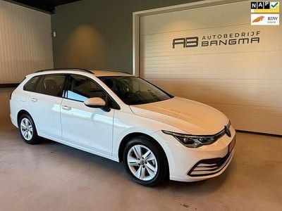 Wit, metallic lak Occasion 2023 VW Golf VIII Business Stationwagen | € 26.950 (Goede deal)