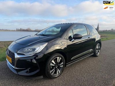 Zwart (metallic) Gebruikt 2017 DS Automobiles DS3 So Chic Hatchback | € 7.650 (Eerlijke prijs)