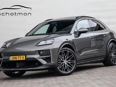 Groen (metallic) Occasion 2025 Porsche Macan Turbo SUV | € 122.500 (Iets duurder)